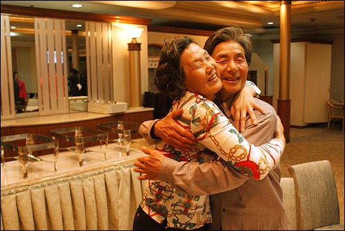 한동식(68)씨, 김순덕(62)씨 부부가 편지 전달식을 마치고 포옹 하고있다.