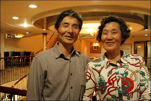 한동식(68)씨, 김순덕(62)씨 부부가 중국 청도로 향하는 골든브릿지호 위에서 기념 사진을 찍고있다.