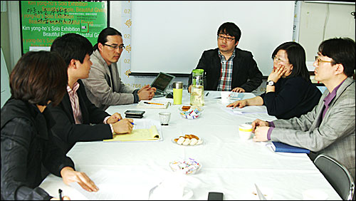 12일 오후 서울 종로구 가회동 아름다운재단에서 열린 '결식 0(제로) 캠페인' 평가 토론회에서 참석자들이 이야기를 나누고 있다.