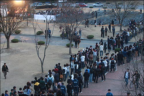 13일 저녁 대전 유성구 카이스트 행정관 앞에서 잇따른 학생들의 자살과 관련해 제도 개선 방안을 논의하기 위해 열린 비상총회에 참석하기 위해 학생들이 줄을 서서 입장하고 있다.