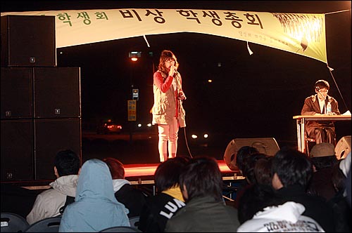 13일 저녁 대전 유성구 카이스트 행정관 앞에서 열린 비상총회에서 한 학생이 자유발언을 하고 있다.