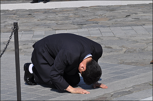 4.27 김해을 국회의원 보궐선거에 나선 한나라당 김태호 후보는 13일 봉하마을 고 노무현 대통령 묘역을 참배했다.