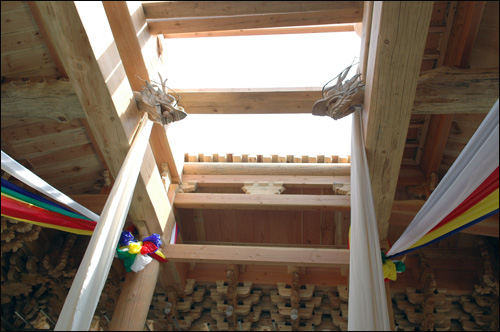 천장에는 잘 조각된 용 두마리가 마주하며 수호신 역할을 할 것이다.