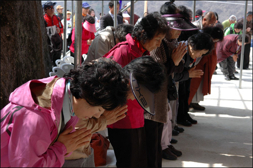 불자들이 두 손 모아 합장 기도를 하고 있다.
