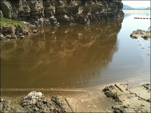 5일 찾은 창녕군 남지읍 우강2리 ‘요강마을’의 낙동강물은 심각한 탁도를 보이면서 오염되어 있었다.
