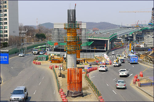 13일 오후 인천 서구 검암동에서 인천 도시철도 2호선 공사가 진행되고 있다.
