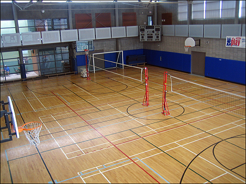 지역커뮤니터센터 안에 있는 실내스포츠장, 매주 노인들이 이곳에서 배구를 즐긴다.