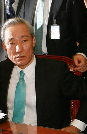 김종훈 외교통상부 통상교섭본부장이 "강기갑 의원님, 공부 좀 하고 말하시라"며 고함을 치고 있다.