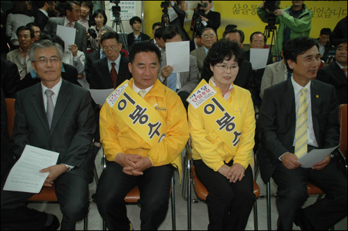 국민참여당 이봉수 후보가 15일 오후 김해 선거사무소에서 야당공동선대위 발족식을 가졌는데, 이봉수 후보 부부가 문재인 노무현재단 이사장과 유시민 대표와 함께 나란히 앉아 있다.