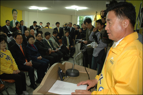 국민참여당 이봉수 후보가 15일 오후 김해 선거사무소에서 열린 야당공동선대위 발족식에서 인사말을 하고 있다.