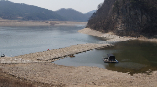 섬강과 남한강의 합류부에 설치된 하상보호공이 흐르는 물을 가로막고 있다. 그 위에 한 척의 배가 떠 있다.
