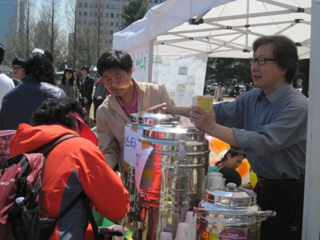 전시회 주변에서 시민들에게 무료 커피와 녹차, 솜사탕을 제공