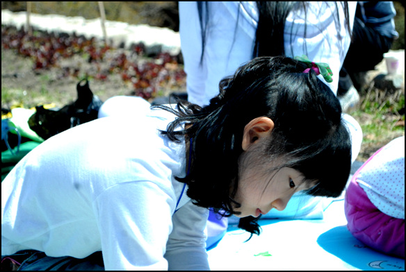 좋은 상을 수상하기 위해 열심히 그림을 그리는 어린이. 화전축제에는 매년 3,000명 이상의 어린이들이 경연에 참석을 한다