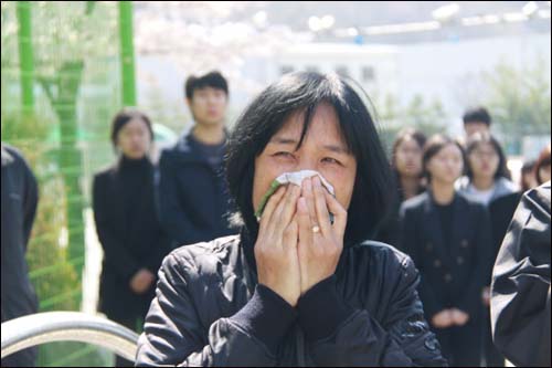 삼성전자 노동자 고 김주현씨의 장례식이 사망 97일째인 17일 치러졌다. 김씨의 유족이 오열하고 있다.