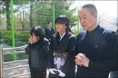 삼성전자 노동자 고 김주현씨의 장례식이 사망 97일째인 17일 치러졌다. 김씨의 유족들.
