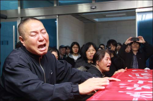 삼성전자 노동자 고 김주현씨의 장례식이 사망 97일째인 17일 치러졌다. 김씨의 유족들이 오열하고 있다.