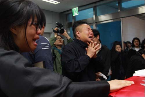 삼성전자 노동자 고 김주현씨의 장례식이 사망 97일째인 17일 치러졌다. 김씨의 유족들이 오열하고 있다.