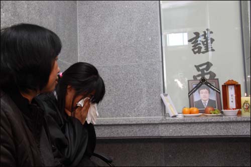 삼성전자 노동자 고 김주현씨의 장례식이 사망 97일째인 17일 치러졌다. 김씨의 유족이 오열하고 있다.