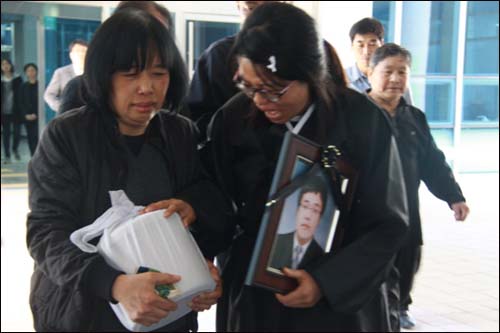 삼성전자 노동자 고 김주현씨의 장례식이 사망 97일째인 17일 치러졌다. 슬픔에 잠겨 있는 김씨의 유족들.