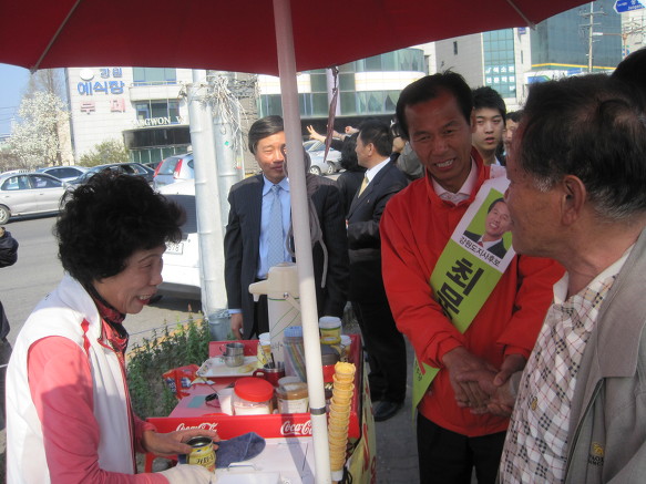  최문순 강원도지사 후보가 연설을 마치고  4거리 건너편 공원입구의 상인들을 찾아 일일이 인사

