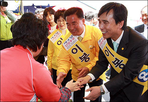 2011년 4월 27일 치러진 김해을 국회의원 보궐선거 야권 단일후보인 국민참여당 이봉수 후보가 김해5일장을 찾아 유시민 당시 국민참여당 대표와 함께 지지를 호소하고 있다.