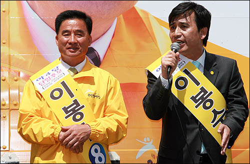 국민참여당 유시민 대표가 17일 김해 수로왕릉 앞에서 야권 단일후보인 국민참여당 이봉수 후보의 지원유세를 펼치고 있다.