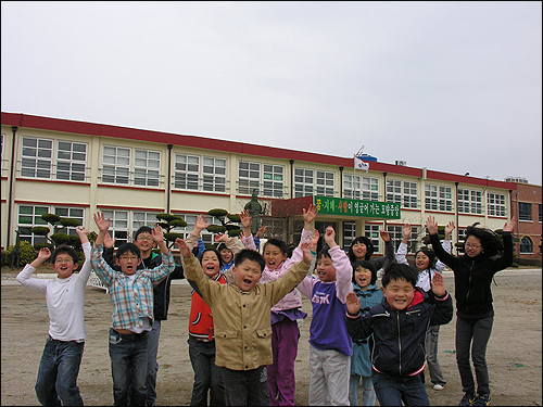 학생 수 20명도 안 되는 폐교위기의 시골마을 초등학교이지만, 근래 '작은 행복학교 만들기'를 시도하면서 활기를 띠고 있다.