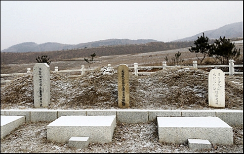 눈 쌓인 대종교 3대종사 묘소. 왼쪽부터 서일, 나철, 김교헌 대종사
