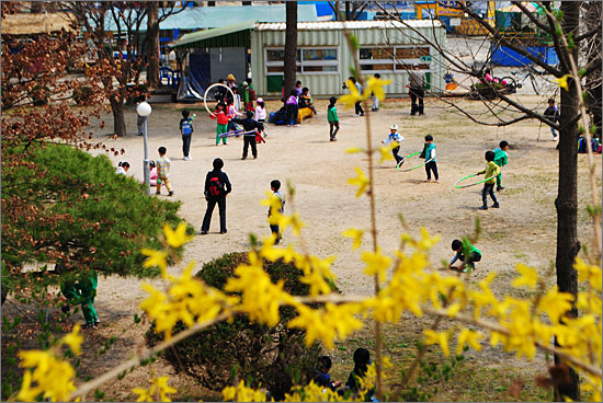 호숫가 놀이동산, '육림랜드'로 소풍을 나온 아이들.