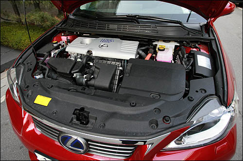 CT200h에는 전기모터와 가솔린엔진(왼쪽 위 은색커버)이 들어있다. 전기모터는 82마력짜리이고, 가솔린엔진은 1.8리터 직렬4기통이다. 전기모터 만으로도 자동차를 움직인다. 토요타의 하이브리드의 특징이다.  