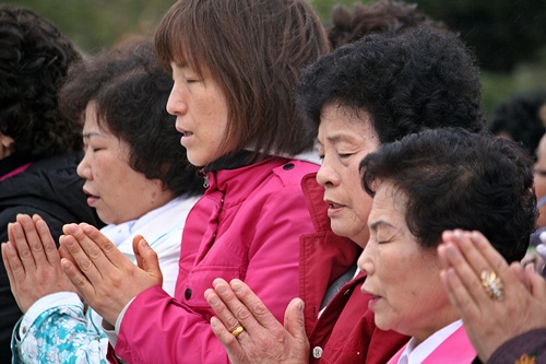  "무릇 모든 생명의 존귀함을 깨우쳐주시고, 남북평화유지와 평화통일을 기원합니다."