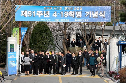 4월 혁명 단체 회원들이 4.19혁명 51주년을 맞은 19일 오전 서울 수유리 4.19국립묘지 정문에서 이승만 전 대통령의 양아들 이인수씨의 참배를 막기 위해 서 있다.