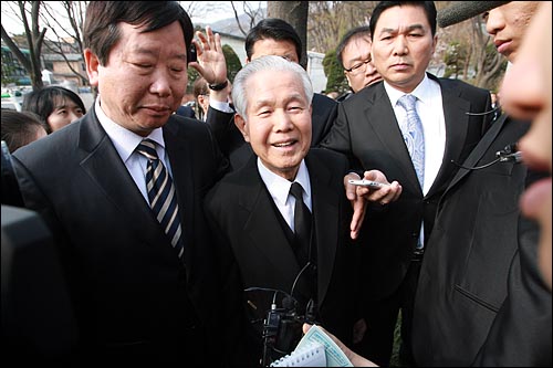 이승만 전 대통령 양아들 이인수씨가 4.19혁명 51주년을 맞은 19일 오전 서울 수유리 4.19국립묘지를 참배하기 위해 묘지 안으로 들어오다 4월혁명 단체 회원들의 제지를 받게 되자, 경호원들에게 둘러싸여 기자들의 질문을 받고 있다.