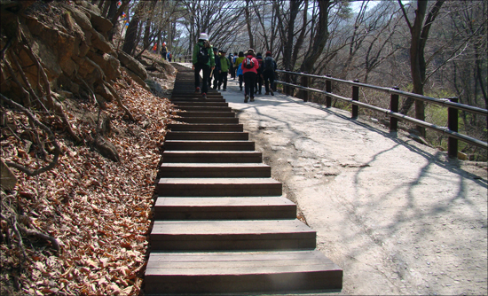 북한산성 계곡 산책로 수준의 평탄한 길에 설치한 나무계단. 이용하는 사람들이 거의 없었다.