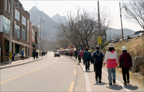 북한산성 계곡 산성 매표소 인근이다. 왼쪽에 있는 건물들이 북한산 계곡 철거 이주 단지. 지난해까지 도로가에는 손님들을 실어나르고자 기다리는 음식점 봉고차들로 복잡했었다