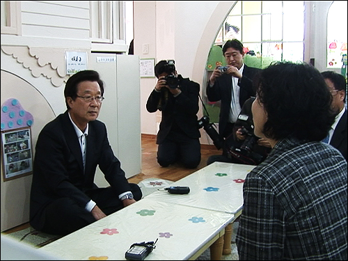 어린이집 찾은 강재섭 후보 20일 오전 한 어린이집 찾은 강재섭 후보가 보육시설 관계자로부터 설명을 듣고 있다.