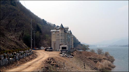 신축중인 북한강변 'ㅇ'타운하우스