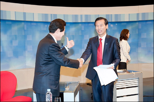 최문순 후보와 엄기영 후보가 18일, KBS춘천방송국 정책토론을 하기 앞서 악수를 하고 있다. 


