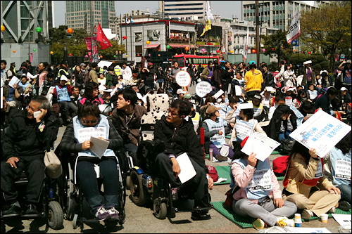 20일 종로구 보신각 앞에서 장애등급제 폐지와 보편적 복지 쟁취를 요구하는 장애인차별철폐투쟁 결의대회가 열렸다.