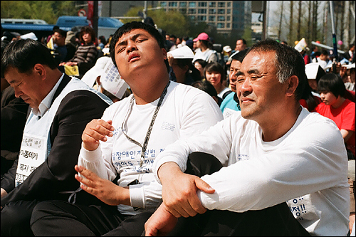 부산에서 서울까지 600킬로미터를 걸어온 이진섭씨와 이균도씨 부자는 이날 결의대회 참석하고 장애아동 복지지원법 제정을 요구했다.