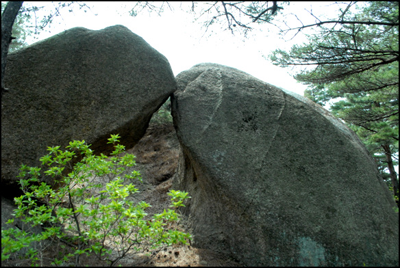 커다란 바위에 바위가 기대오 문처럼 만들어진 석문