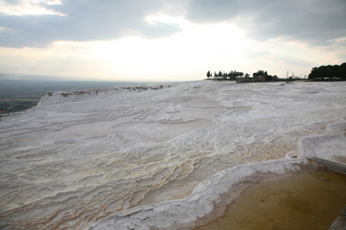 온통 눈덮인 것처럼 하얀 노천 온천장. 석회석이 녹아내려 생긴 곳이다.