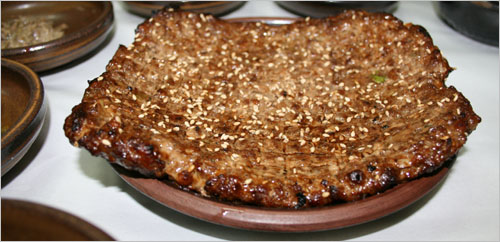 고기를 먹기 좋게 다져 갖은양념을 해 석쇠에 구워낸 떡갈비는 대한민국 대표음식이다. 