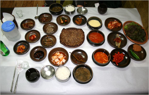  돼지떡갈비 한정식이다. 떡갈비도 먹고 한정식의 은근한 맛은 덤이다.