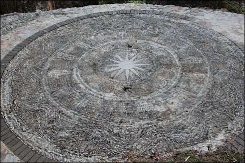 돌로 만든 묘족의 문양. 가운데에 태양이 돋보인다.