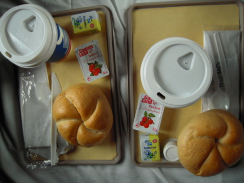 야간열차에서 아침에 제공해준 빵과 커피