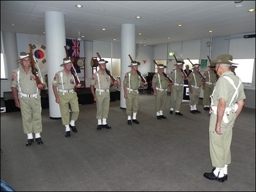 호주 노병들이 제식훈련 시범을 보이고 있다.