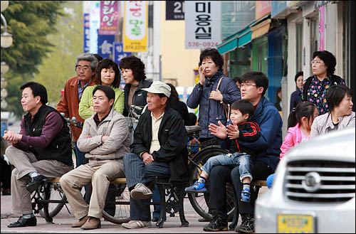  4.27 강원도지사 보궐선거를 앞두고 한 후보의 거리유세가 열린 삼척우체국 앞에서 주민들이 발걸음을 멈춘 채 후보연설을 지켜보고 있다.