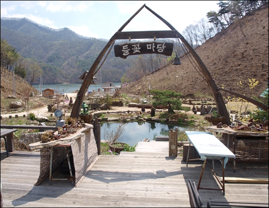  동구레마을에서 내려다본 풍경, 멀리 북한강이 보인다