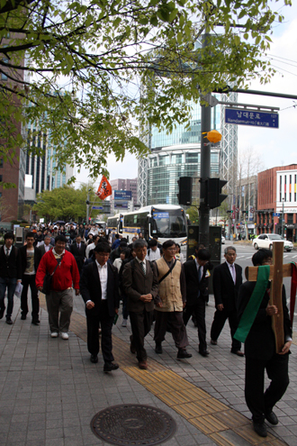 부활절 연합예배 후 거리행진을 하고 있는 참석자들. 